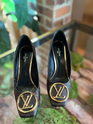 LOUIS VUITTON Monogram LV Logo Madeleine Pumps Sz 37.5