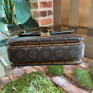 LOUIS VUITTON Pochette Metis Monogram Reverse