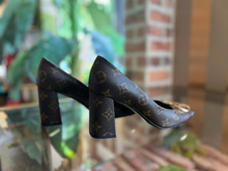 LOUIS VUITTON Monogram LV Logo Madeleine Pumps Sz 37.5