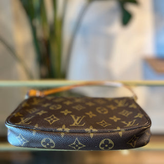 LOUIS VUITTON Monogram Pochette