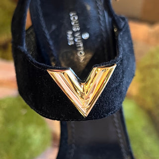 LOUIS VUITTON Suede V Logo Platform Sandals SZ 37 (US 7)