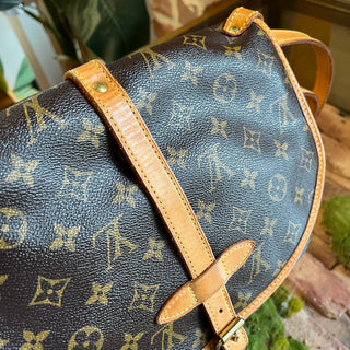 LOUIS VUITTON Saumur 30 Brown Monogram Canvas Vintage Crossbody Bag