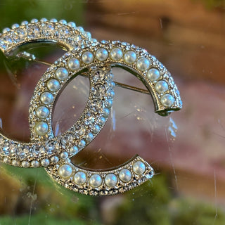 CHANEL Faux Pearl & Strass CC Brooch