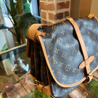 LOUIS VUITTON Saumur 30 Brown Monogram Canvas Vintage Crossbody Bag