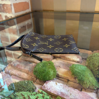 LOUIS VUITTON Vintage Monogram Messenger Bag
