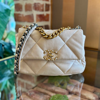 CHANEL Light Beige Medium 19