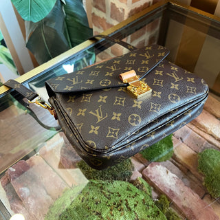 LOUIS VUITTON Pochette Metis Brown Monogram Canvas Shoulder Bag