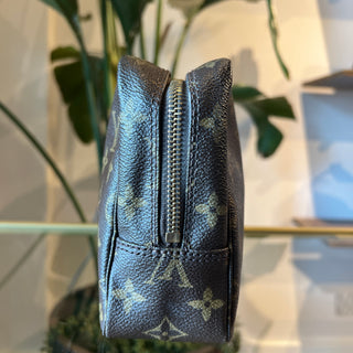 LOUIS VUITTON Monogram Trousse Toilette 23