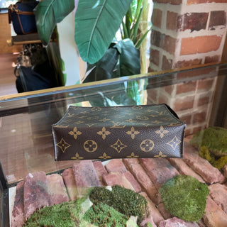 LOUIS VUITTON Toiletry 19 Brown Monogram Canvas Cosmetic Pouch