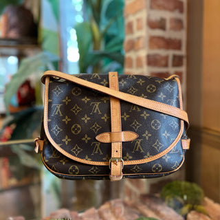 LOUIS VUITTON Saumur 30 Brown Monogram Canvas Vintage Crossbody Bag