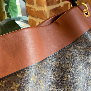 LOUIS VUITTON Tuileries Besace Caramel Monogram Canvas Hobo Bag