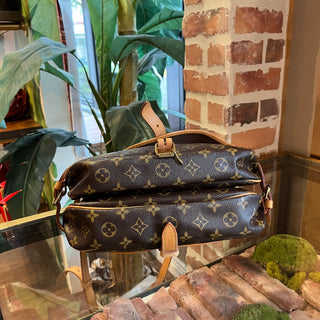 LOUIS VUITTON Saumur 30 Brown Monogram Canvas Vintage Crossbody Bag
