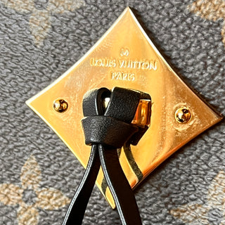 LOUIS VUITTON Saintonge Shoulder Bag