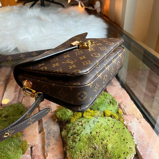 LOUIS VUITTON Pochette Metis Monogram Canvas Shoulder Bag