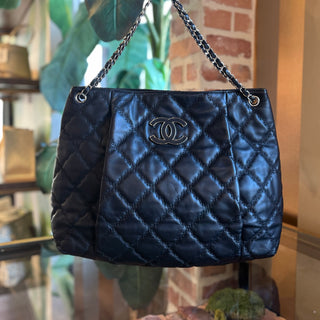 CHANEL Hampton Double Stitch Black Quilted Leather Shoulder Bag