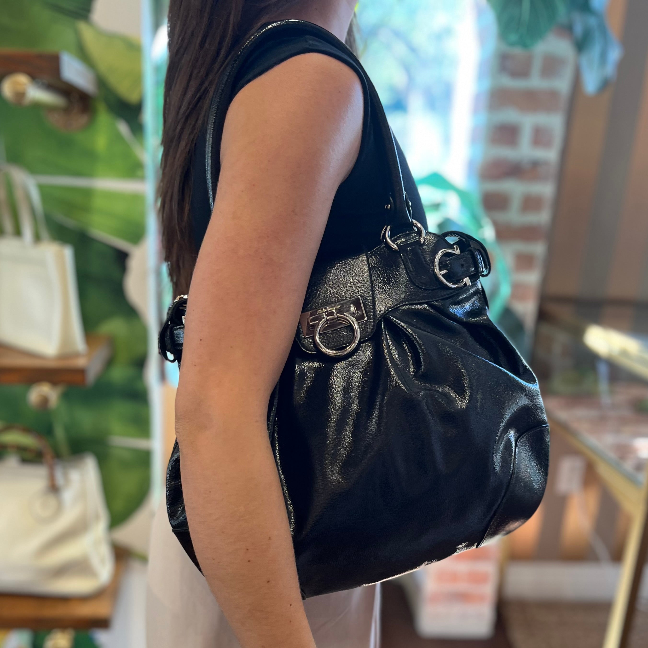 バッグ salvatore ferragamo gancino shoulder bag Salvatore Ferragamo Gancini hardware leather semi-shoulder