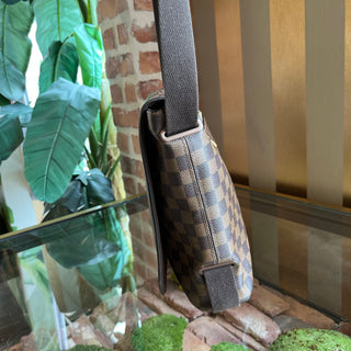 LOUIS VUITTON District Damier Ebene Canvas Messenger Crossbody Bag