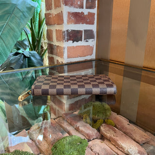 LOUIS VUITTON Damier Ebene Canvas Zippy Wallet