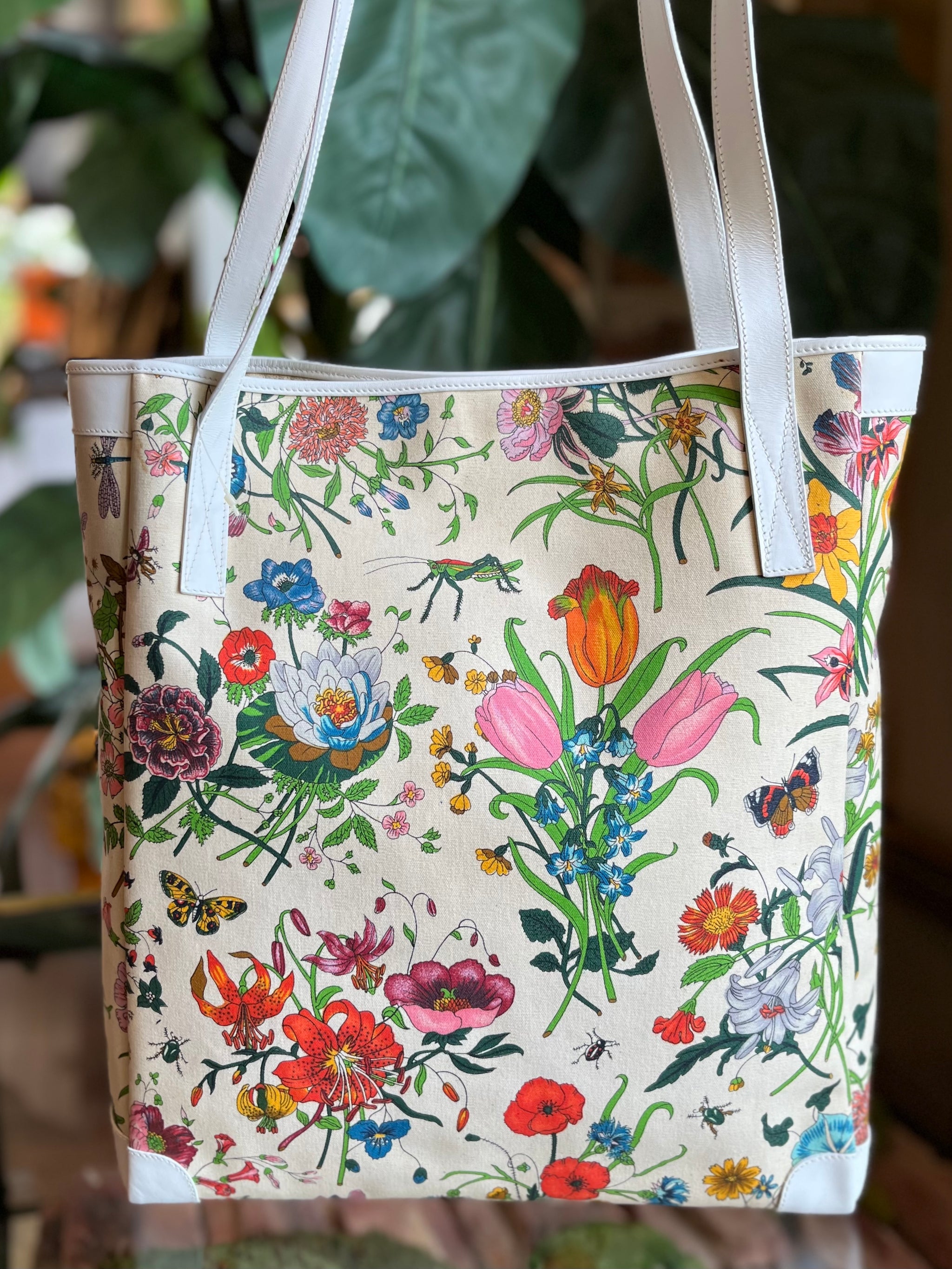 GUCCI White Flora Canvas Vintage Tote Bag w/Key Holder Set - The