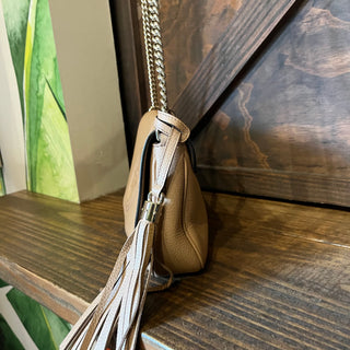 GUCCI Soho Chain Medium Beige Pebbled Calfskin Crossbody