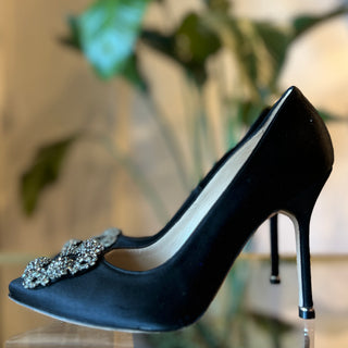 MANOLO BLAHNIK Hangisi Satin Pumps 37
