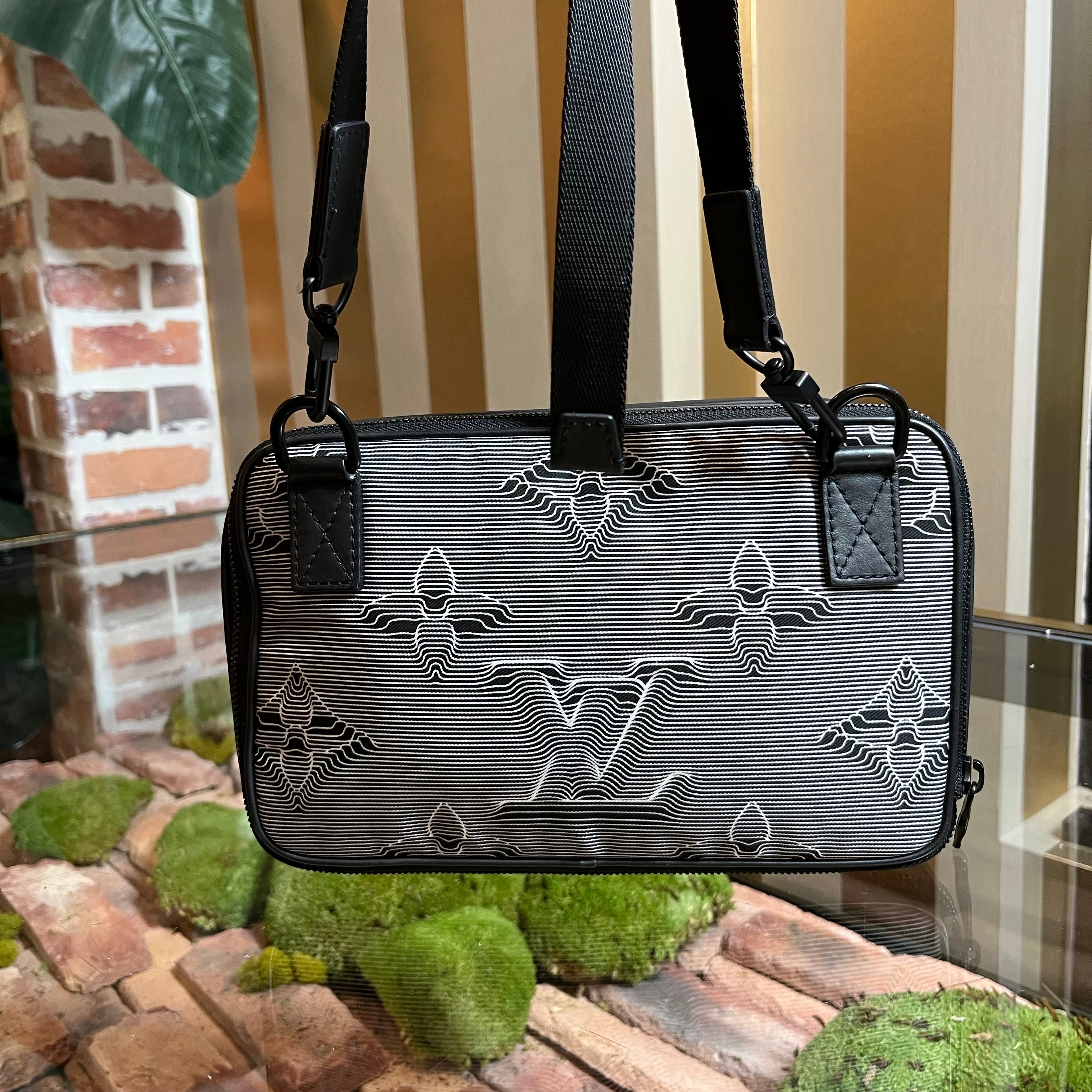 Buy Louis Vuitton (LV) men's messenger bag, trendy items, ample