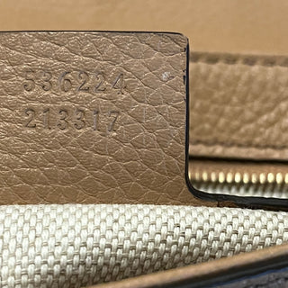 GUCCI Soho Chain Medium Beige Pebbled Calfskin Crossbody