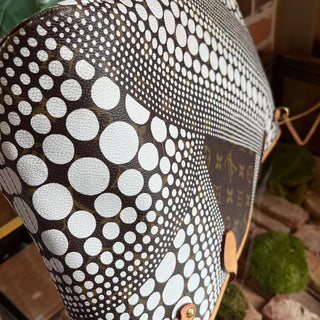 LOUIS VUITTON Neverfull MM Yayoi Kusama Infinity Dots Monogram Canvas Tote