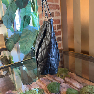 CHANEL Hampton Double Stitch Black Quilted Leather Shoulder Bag