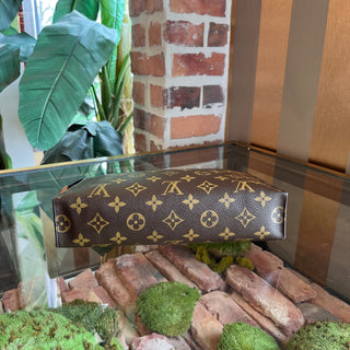 LOUIS VUITTON Toiletry 26 Monogram Canvas Pouch