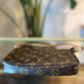 LOUIS VUITTON Monogram Pochette