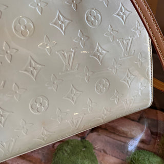 LOUIS VUITTON Brea MM Blanc Corail Vernis Tote