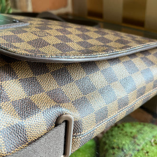 LOUIS VUITTON District Damier Ebene Canvas Messenger Crossbody Bag