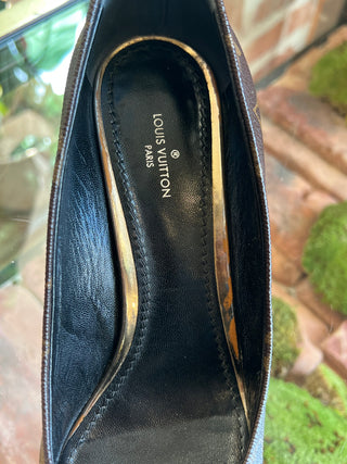 LOUIS VUITTON Monogram LV Logo Madeleine Pumps Sz 37.5