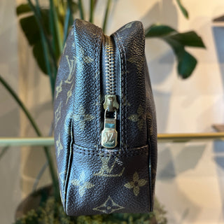 LOUIS VUITTON Monogram Trousse Toilette 23