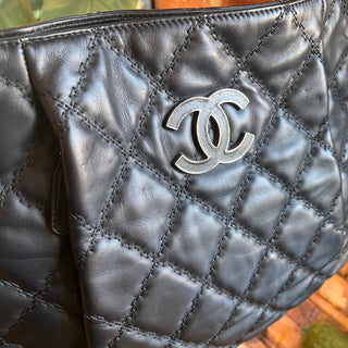 CHANEL Hampton Double Stitch Black Quilted Leather Shoulder Bag