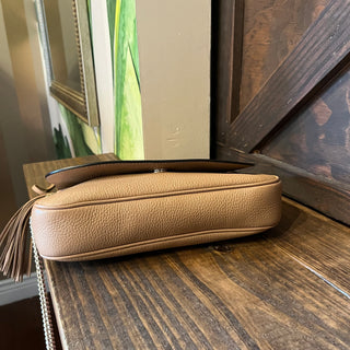 GUCCI Soho Chain Medium Beige Pebbled Calfskin Crossbody