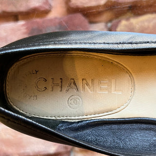 CHANEL Black Leather Chain Link Flats SZ 37 (US 7)