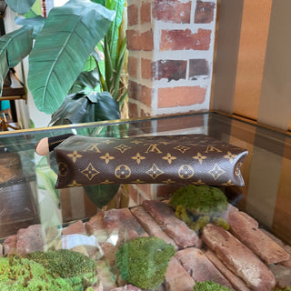 LOUIS VUITTON Toiletry 26 Monogram Canvas Pouch