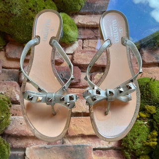 VALENTINO Silver Bow Jelly Rockstud Sandals SZ 39 (US 9)