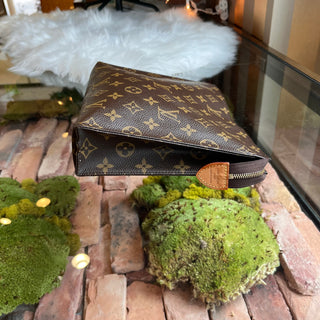 LOUIS VUITTON Toiletry 26 Monogram Canvas Pouch