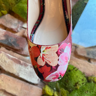 GUCCI Red Calfskin Blooms Pumps SZ 37.5 (US 7.5)