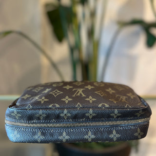 LOUIS VUITTON Monogram Trousse Toilette 23