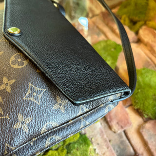 LOUIS VUITTON Twice Noir Monogram Canvas Pochette Crossbody Bag