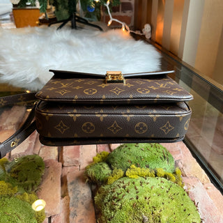 LOUIS VUITTON Pochette Metis Monogram Canvas Shoulder Bag