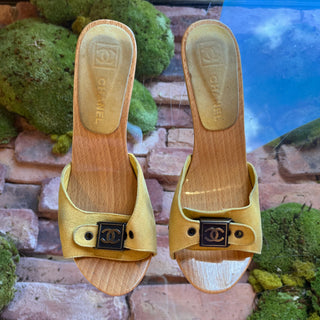 CHANEL CC Yellow Suede Beige Wood Clog Heels SZ 36 (US 6)