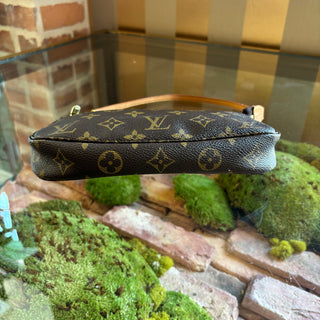 LOUIS VUITTON Vintage Monogram Pochette Accessories Shoulder Bag