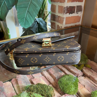 LOUIS VUITTON Pochette Métis East West Monogram Brown Canvas Crossbody Bag