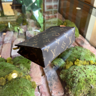 LOUIS VUITTON Toiletry 15 Monogram Canvas Pouch