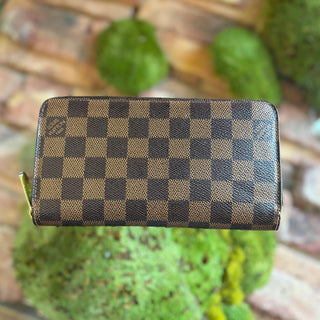 LOUIS VUITTON Damier Ebene Pattern Zippy Wallet